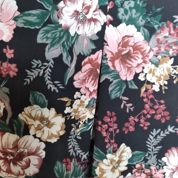 Halogen Short Cap Sleeve V Neck Floral Keyhole Back Blouse Size Medium - Picture 3 of 7